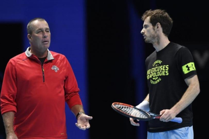 Andy Murray recibe consejos de su entrenador Ivan Lendl, durante el entrenamiento en Londres.-TONY 0'BRIEN