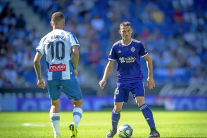 San Emeterio busca una línea de pase en presencia de Darder, durante el Espanyol-Real Valladolid.-D.V.