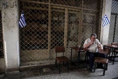 Un hombre bebé un café en Atenas.-Foto:   Yorgos Karahalis / AP / YORGOS KARAHALIS