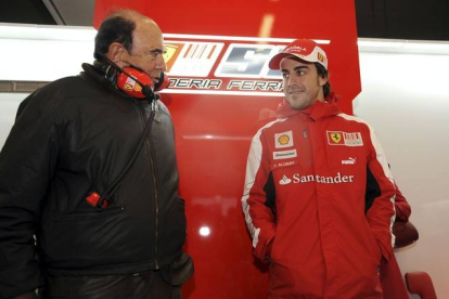 El fallecido Emilio Botín conversa con Fernando Alonso, en el circuito de Jerez, en una imagen del 2010.-EFE