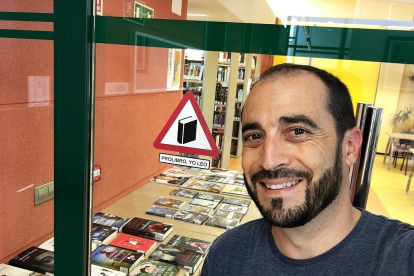 El impulsor de la iniciativa, Fernando Pérez, responsable de la biblioteca José Jiménez Lozano.-A.R.