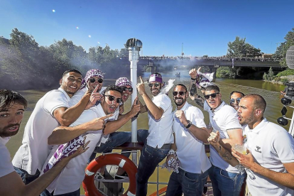 Los jugadores delRealValladolid festejan el ascenso en el ‘Leyenda delPisuerga’.-MIGUEL ÁNGEL SANTOS