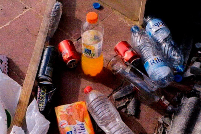 La botella de vodka, entre otros restos dejados por los terroristas. /-EL PERIÓDICO