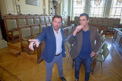 Óscar Puente señala a Pedro Sánchez el lugar que ocupa en la presidencia del salón de plenos del Ayuntamiento de Valladolid durante su visita.-PABLO REQUEJO