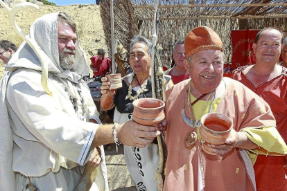 Un brindis rústico en el campamento vacceo de Cabezón, en una edición anterior de la recreación histórica.-J. M. LOSTAU