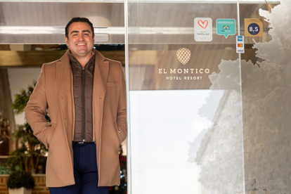 El director del Hotel 'El Montico' de Tordesillas, Iker Salgado, en su reapertura. -PHOTOGENIC.