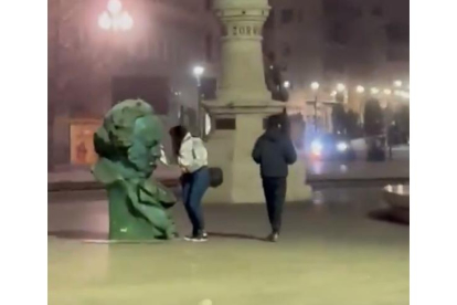 Momento en el que es pintada con un spray la estatua de los Goya situada en la plaza Zorrilla. -TWWITER ANDYYVAQUERO