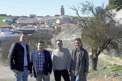 Jaime Fernández, Eduardo Fernández, David Larrión y Silvia del Río en la localidad vallisoletana de Ciguñuela.-J. M. LOSTAU