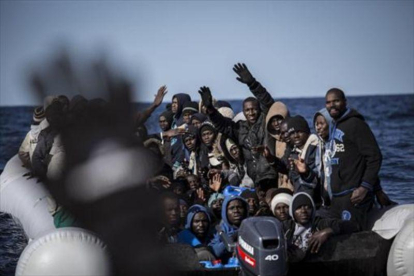 Un grupo de africanos, rescatados en alta mar por la oenegé Proactiva Open Arms.-AP