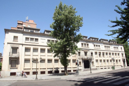 Edificio del antiguo colegio El Salvador, propuesto para la nueva sede del Campus de Justicia-ICAL