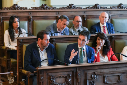 Puente escucha la intervención de Pedro Herrero en el pleno.- J. M. LOSTAU