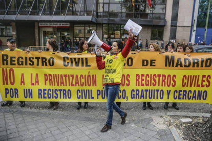 Trabajadores del Registro Civil protestan contra la privatización del organismo, el jueves en Madrid.-Foto: EFE / EMILIO NARANJO