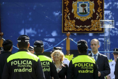 Fotografía facilitada por el Ayuntamiento de Madrid de su alcaldesa Manuela Carmena junto al secretario de Estado de Seguridad Francisco Martinez.-NIP (EFE)