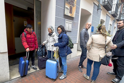 Un grupo de turistas en el momento de abandonar su hotel en Valladolid.