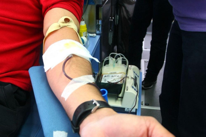 Un hombre dona sangre en un centro de hemotedonación.-ICAL