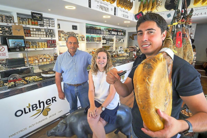 Bernardo, Emma y Diego Hernández posan en una de las tiendas que tiene Olibher.-MIGUEL ÁNGEL SANTOS