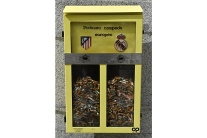 Así está a 26 de mayo una de las urnas-cenicero instaladas en Madrid para pronosticar el ganador de la Champions.-