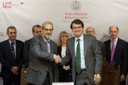 El alcalde de Salamanca, Alfonso Fernández Mañueco, y el rector de la Universidad, Daniel Hernández Ruipérez, firman tres convenios de colaboración-Ical
