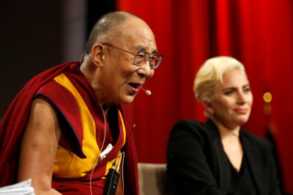 El Dalai Lama y Lady Gaga, en Indianapolis.-CHRIS BERGIN / REUTERS