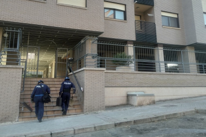 Imagen de archivo. La Policía Científica entra en el edificio de Parquesol que sufrió una explosión. -E.M.