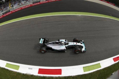 Lewis Hamilton, durante la segunda sesión de enetrenamientos libres del viernes en Monza.-