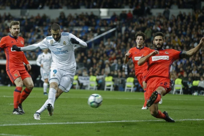 Benzema dispara a puerta con la oposición de Navas durante el partido contra la Real Sociedad.-FRANCISCO SECO / AP