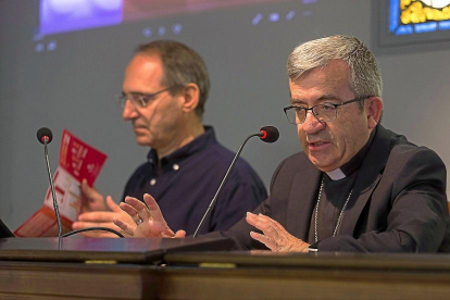 Antonio Jesús Martín y Luis Argüello durante la presentación de la Memoria Regional 2018 de Cáritas.-ICAL