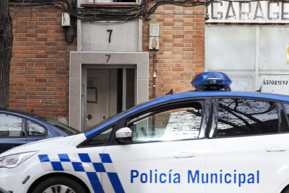 Coche de la Policía Municipal frente al portal del detenido. MIGUEL ÁNGEL SANTOS / PHOTOGENIC