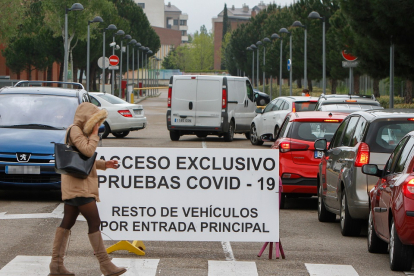 El Hospital Río Hortega habilitó un espacio de acceso especial para los ciudadanos que acudieran en sus vehículos a realizarse las pruebas del COVID-19. Colas y mucha paciencia por parte de la ciudadanía hasta recibir la atención de los sanitarios. J.M. LOSTAU