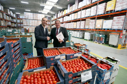 El gerente del Centro Comercial Rio Shopping de Valladolid, Mario Barros (I), y el presidente de la Fundación Banco de Alimentos de Valladolid, Gonzalo Hernández, firman un convenio de colaboración.-ICAL