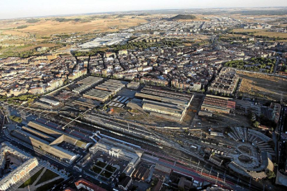 Panorámica de los viejos talleres de Renfe, arriba en el  centro, cuyos suelos saldrán a la  venta, frente a la estación.-J. M. LOSTAU