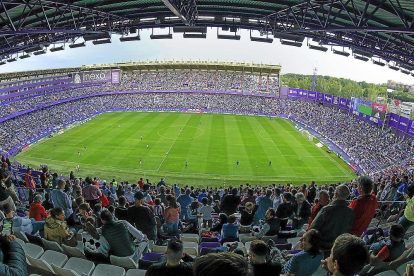 Aspecto actual del interior del estadio José Zorrilla, durante un partiod del Real Valladolid.-J.M. LOSTAU