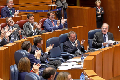 Herrera recibe los aplausos de miembros de su Gobierno y de la dirección del Grupo Parlamentario.-J.M. LOSTAU