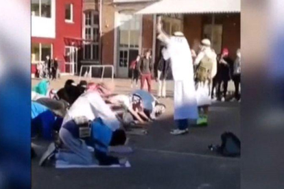 Polémica en Bélgica por el vídeo de niños con disfraz de musulmán con explosivos.-REDES SOCIALES (EFE)