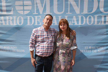 Carlos Ramírez, presidente de ASOFED, y Mónica Martínez, de K Eventos y Producciones, en la caseta de Ferias de EL MUNDO./ PHOTOGENIC