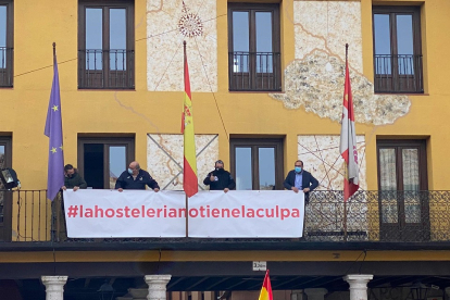 Pancarta de denuncia por parte de los hosteleros de Tordesillas hacia la Junta. - E.M.