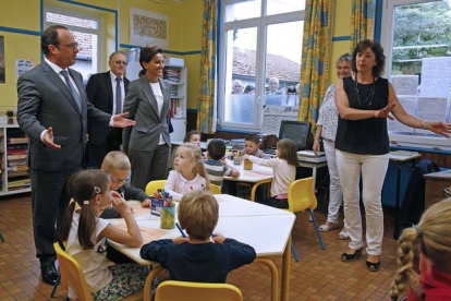 El presidente francés, François Hollande, y la ministra de Educación, Najat Vallaud-Belkacem, visitan la escuela de primaria La Marais, en Pouilly-sur-Serre, cerca de Laon, este martes.-Foto: JACKY NAEGELEN / AFP