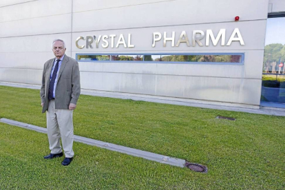 Gerardo Gutiérrez en el Parque Tecnológico de Boecillo, Valladolid, ante la sede de su firma Crystal Pharma.-Pablo Requejo