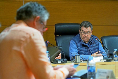 El alcalde de Arroyo, José Manuel Barrio, escucha la intervención de Sarbelio Fernández.-PABLO REQUEJO