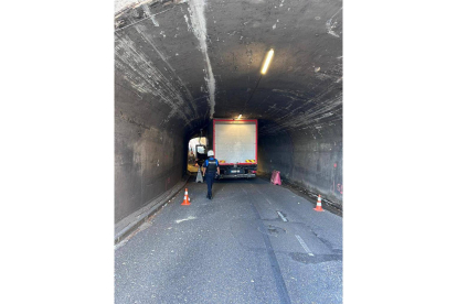 Camión encajado en el túnel de Labradores.-POLICÍA LOCAL