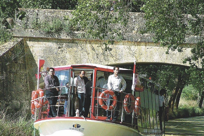 Un grupo de turistas a bordo del barco ‘Antonio de Ulloa’ recorre el Canal de Castilla desde Medina de Rioseco.-EL MUNDO