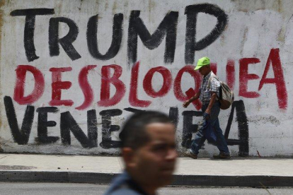 Pintadas callejeras en contra del bloqueo económico de los EEUU a Venezuela.-AP