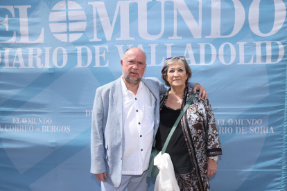 Ernesto Revilla con Juana en la caseta de Ferias de EL MUNDO./ PHOTOGENIC