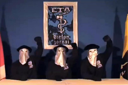 Tres miembros de ETA leyendo un comunicado, en septiembre del 2010-EL PERIÓDICO / ARCHIVO