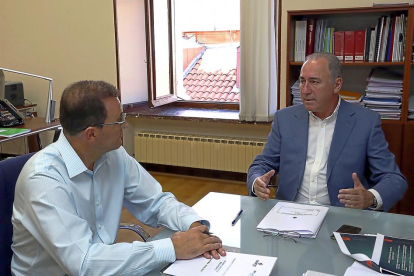 Reunión de Antonio Gato, concejal de Hacienda, y Juan Carlos Sánchez-Valencia, presidente de Cylog y Centrolid.-ICAL