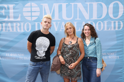 Nacho Gago, Alicia Nieto y Blanca Pajares, del Colegio Teresianas, en la caseta de Ferias de EL MUNDO./ PHOTOGENIC