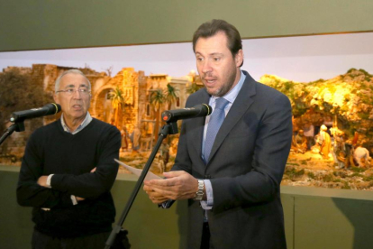 El alcalde de Valladolid, Óscar Puente, presenta el Belén Monumental realizado por la Agrupación Belenista “La Adoración”, con el trabajo de uno de sus fundadores, José María Villa (I)-Ical