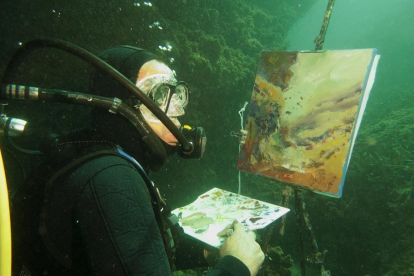 El artista observa el paisaje submarino. | JAVIER GIMÉNEZ MARTÍN