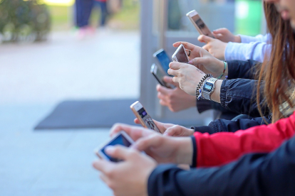 Grupo de adolescentes con sus móviles, en una imagen de archivo.- PHOTOGENIC