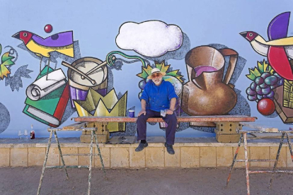 El artista Manuel Sierra muestra el mural para promocionar el Aula de Interpretación del Vino de Mucientes.-Pablo Requejo
